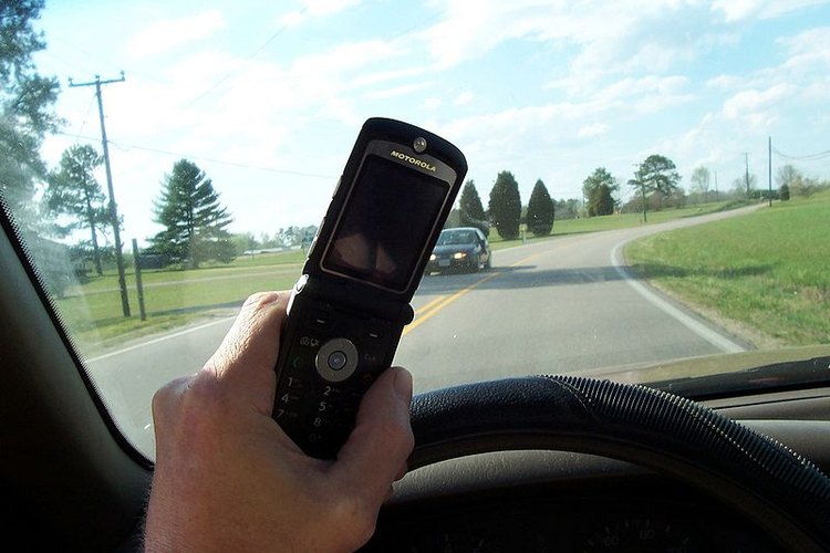 Utilizar el teléfono celular mientras conduces distrae la atención de la carretera.