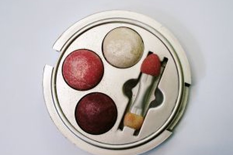 Necesitarás un kit o un recipiente de maquillaje graso para oscurecer tu piel.