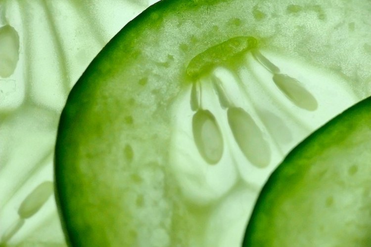 El pepino puede ser uno de los mejores aliados para combatir las bolsas bajo los ojos.