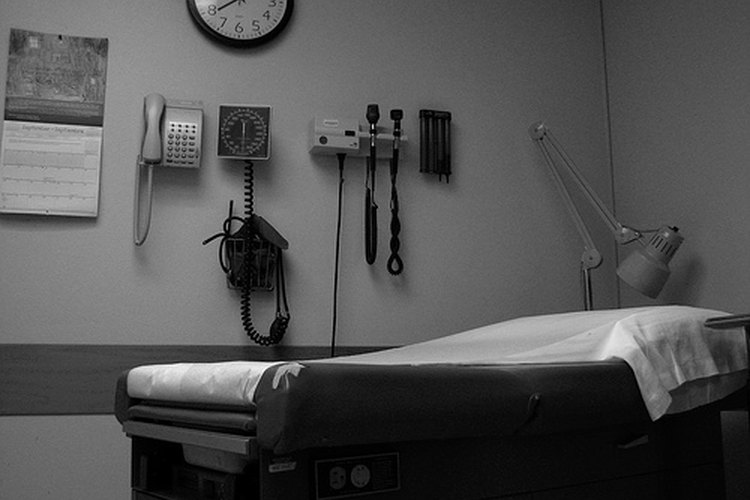 Una entrevista de la salud del paciente se suele hacer en la intimidad de una pequeña habitación.