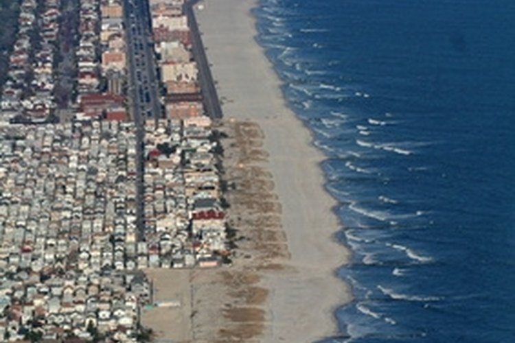 long island beach image by Xavier MARCHANT from Fotolia.com Visitors to Jones Beach can stay in campgrounds nearby on Long Island.