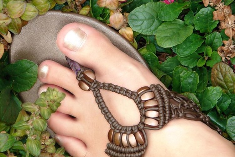 Muchas personas miman los dedos de sus pies con una pedicura.