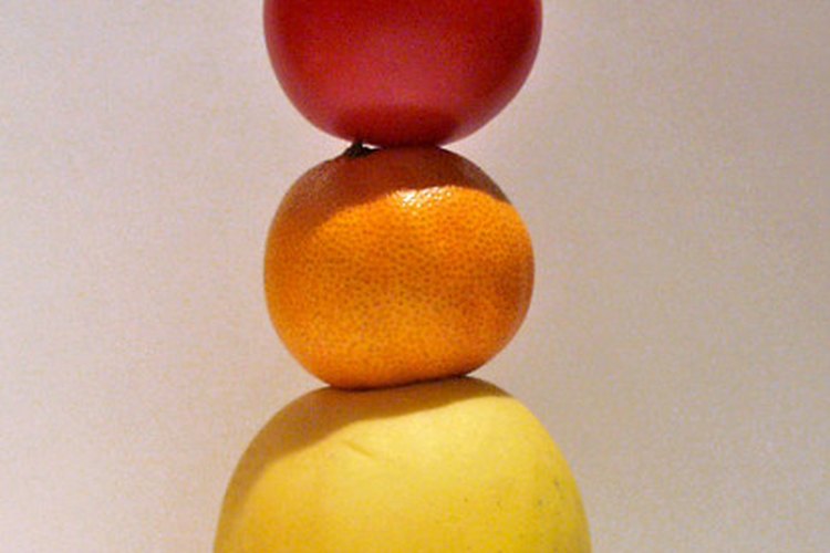 Una pirámide de frutas.