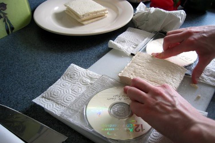 Corta el tofu en piezas delgadas y comprímelo antes de cocinarlo.
