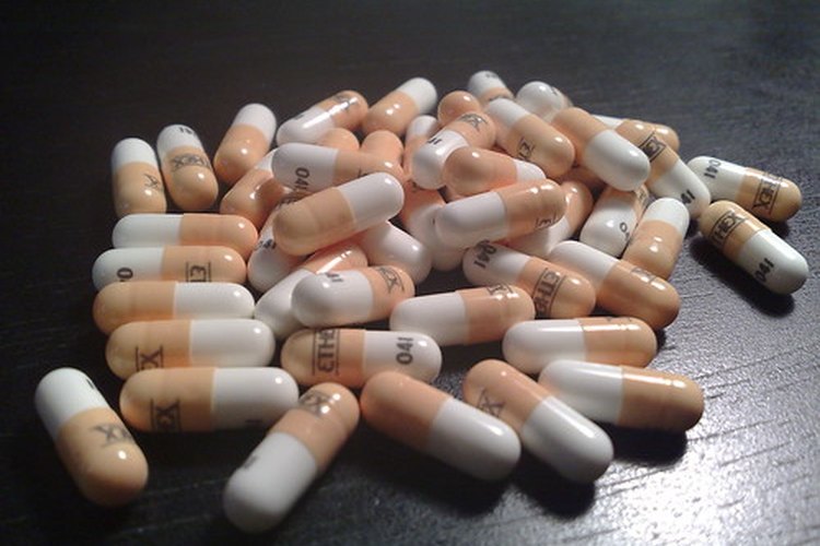 Los antibióticos, los anticonvulsivos, las estatinas y otras medicaciones pueden desencadenar una elevación de enzimas hepáticas inducida por drogas.