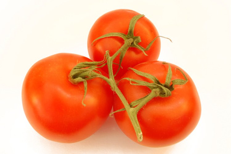 Combate la piel grasa con la vitamina A que se encuentra en los tomates.