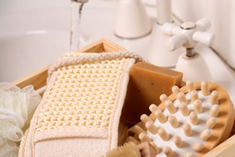 La exfoliación con esponjas, trapos e incluso con la mano puede generar irritación en la piel sensible.