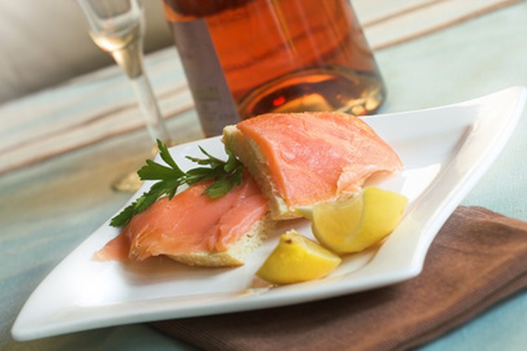 Comer salmón es una estupenda manera de que los hombres disminuyan su riesgo de sufrir enfermedades del corazón.