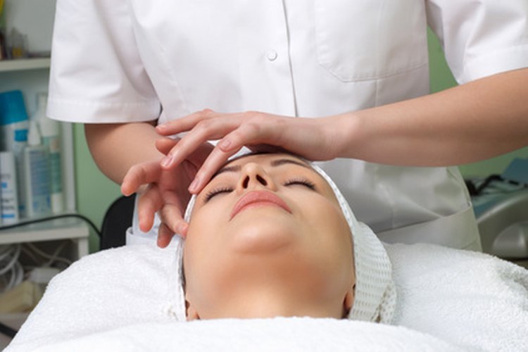 El masaje facial puede ayudar a descomponer los depósitos de celulitis.
