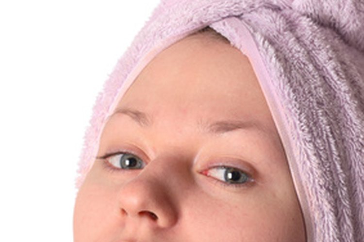 La microdermabrasión y la exfoliación con ácido glicólico pueden ayudar a restaurar el brillo juvenil de tu piel.