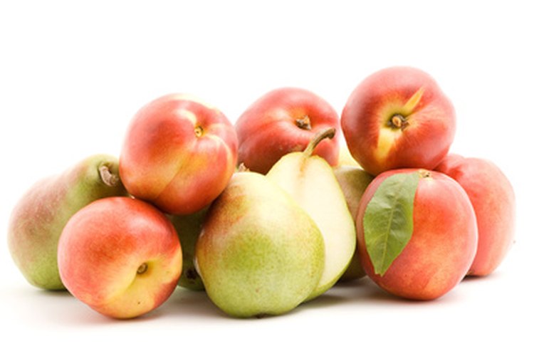 Los alimentos con alto contenido de fibra, como las frutas, pueden ayudar a prevenir el estreñimiento.