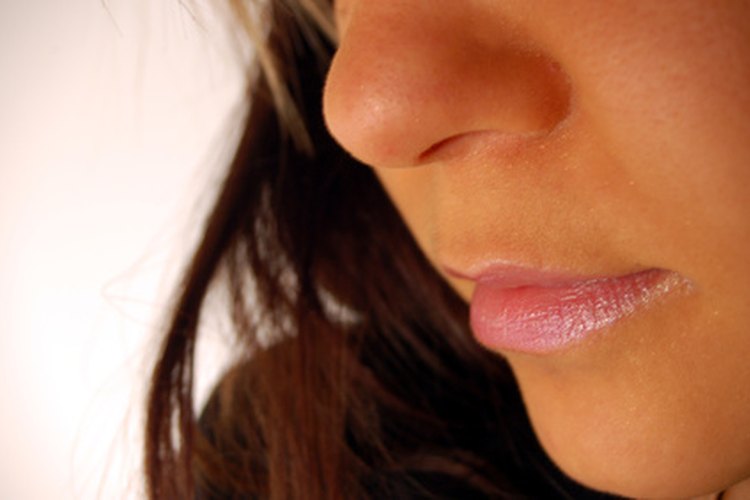 La pomada casera hidrata y protege los labios agrietados.