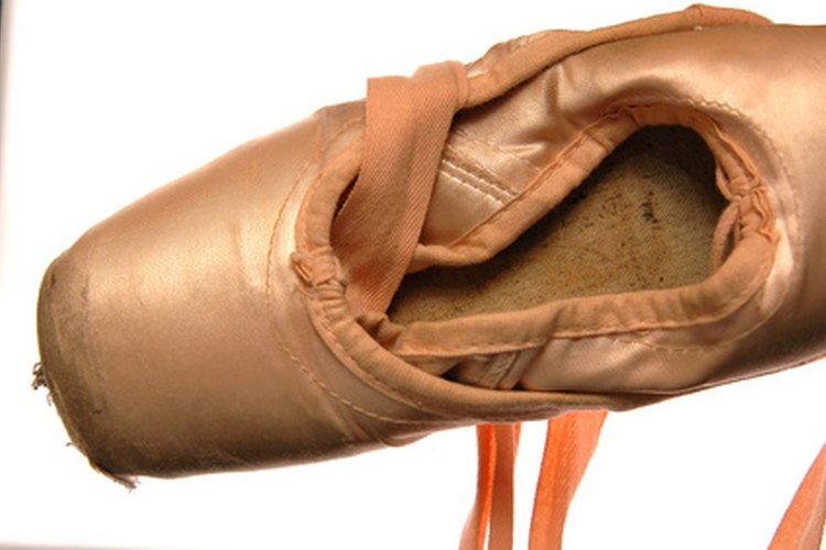 Los ejercicios de Thera Band ayudan a los bailarines de ballet a permanecer sobre los dedos de sus pies.