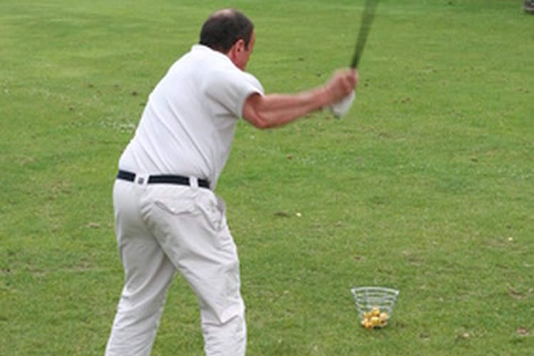 Mover las manos en un palo de golf es un intento para corregir un movimiento hacia atrás o hacia abajo mal realizado.