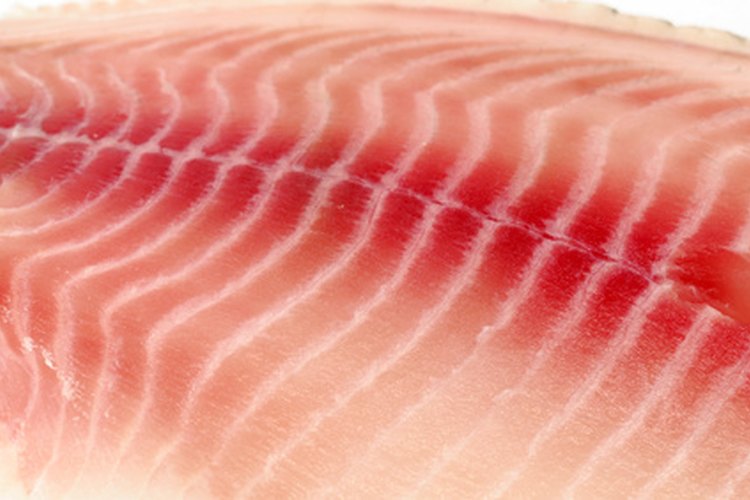 El salmón es rico en ácidos grasos omega-3 y vitamina D.