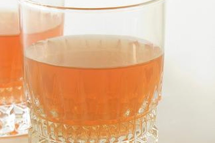 Evita las bebidas en la noche para que no desees orinar mientras duermes.
