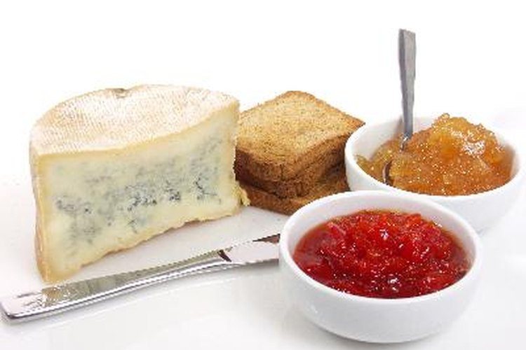 Comer queso azul con pan y mermelada puede llevar a ganar peso.