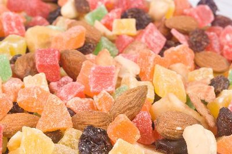 Las frutas y frutos secos son refrigerios saludables con poco contenido de colesterol.
