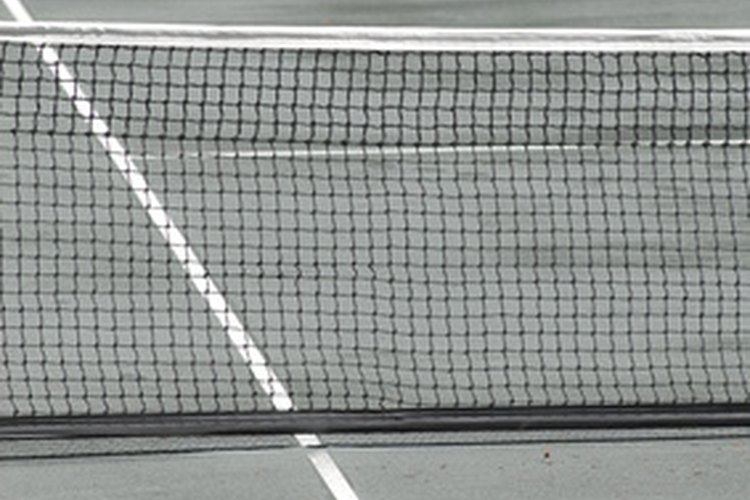Las canchas de tenis tienen líneas límites claras.
