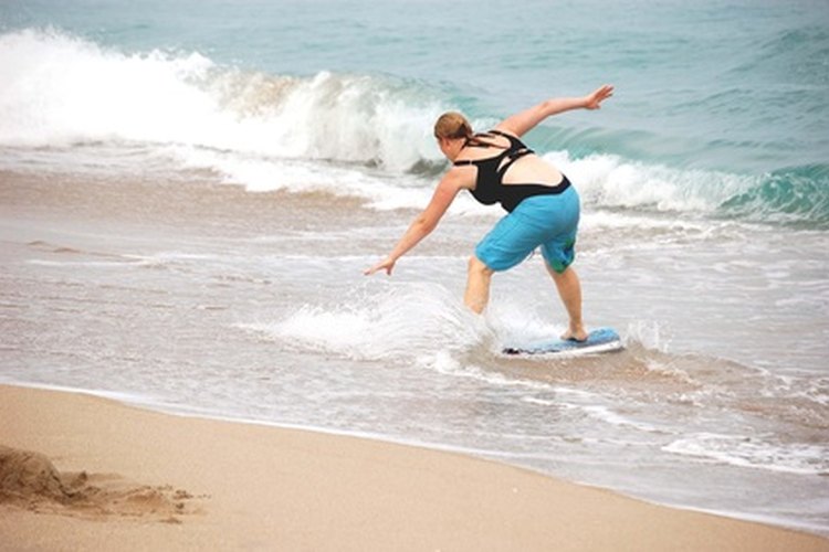 El skimboarding es similar al surf.