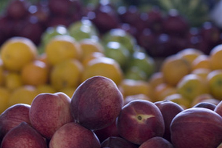 Compra en la góndola de frutas para conseguir tus 1500 calorías.