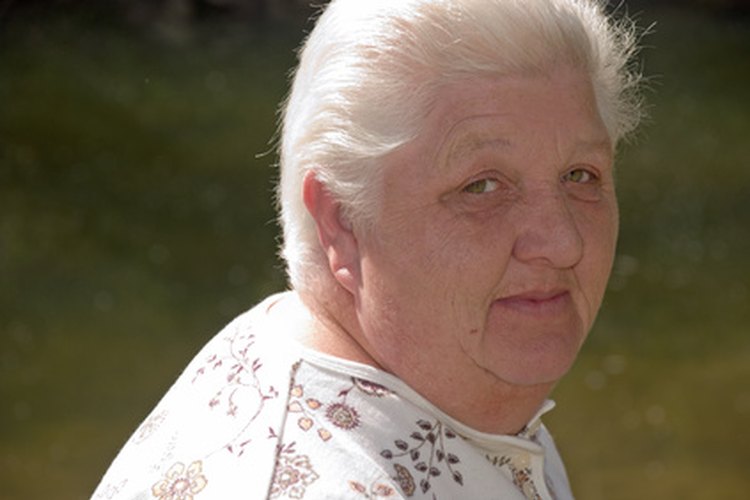 A medida que el cabello pierde su pigmento, se vuelve blanco, no gris.