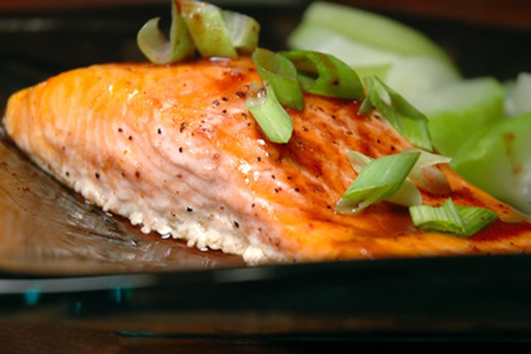 Incluye dos o más porciones semanales de pescado saludable para el corazón.