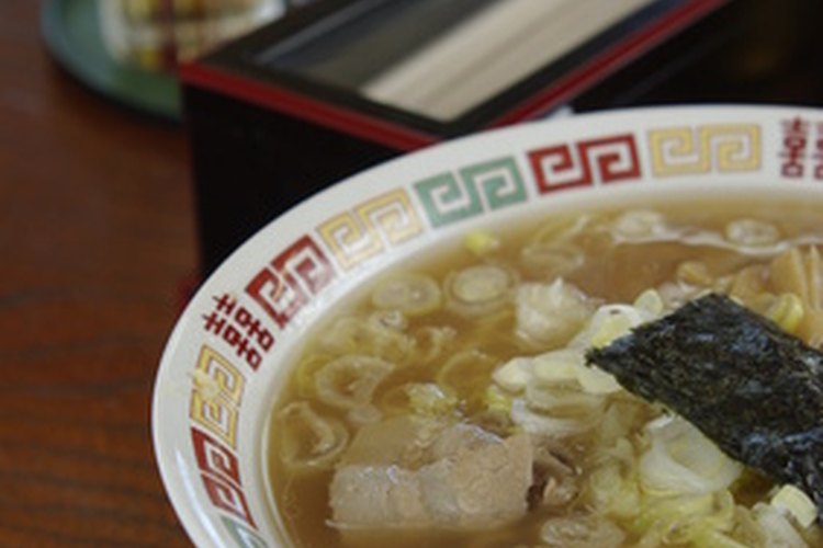 Las algas marinas en tu sopa pueden aumentar el contenido de yodo y selenio, los cuales son importantes para la tiroides.