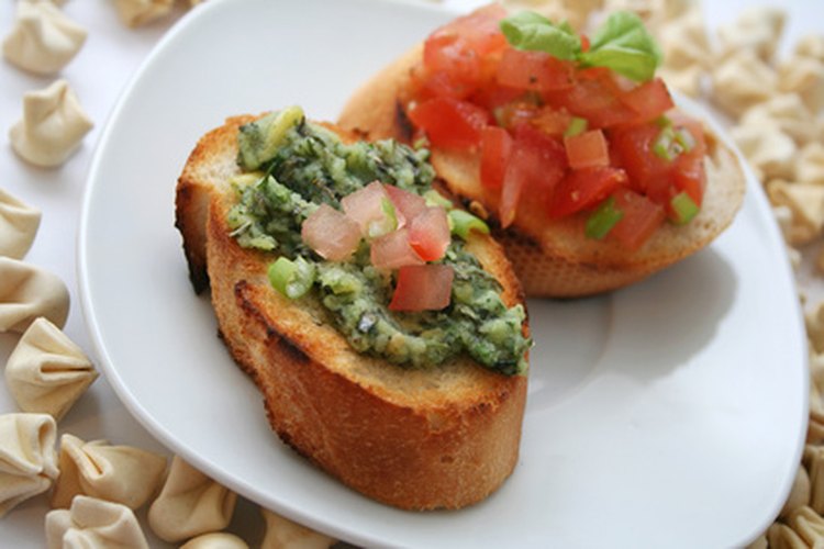 La pesto hace un delicioso aderezo para una bruschetta.