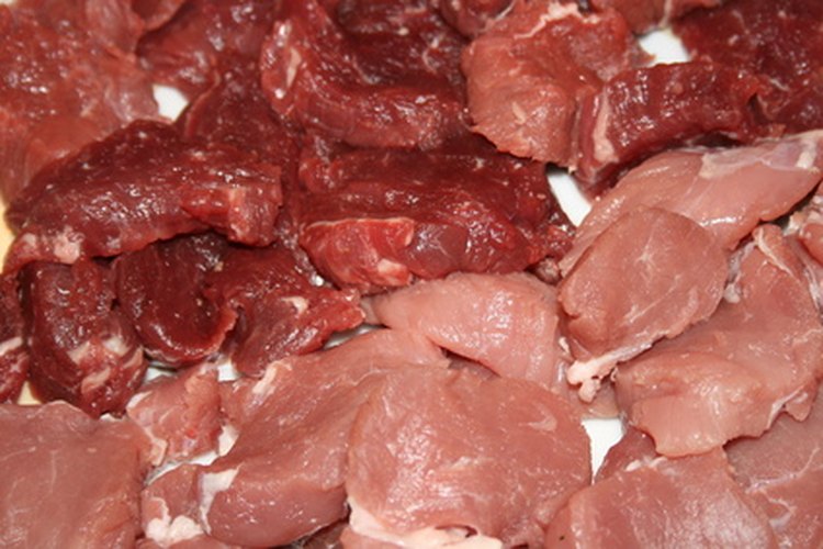 La carne de cerdo y la de res mal cocinadas son dos fuentes potenciales de infección por tenias.