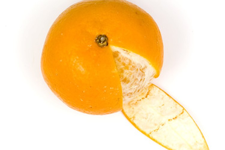 La piel de naranja ayuda a exfoliar la piel y puede permitir remover las espinillas.