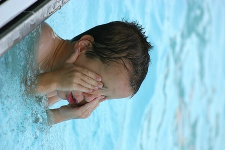 Frotar alcohol puede ayudar a prevenir la otitis de nadador.