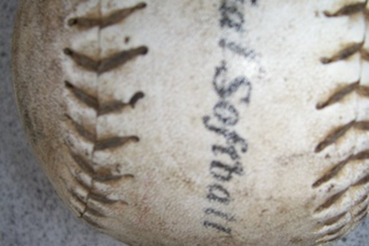 Los jugadores de softball utilizan diferentes tipos de pelotas.