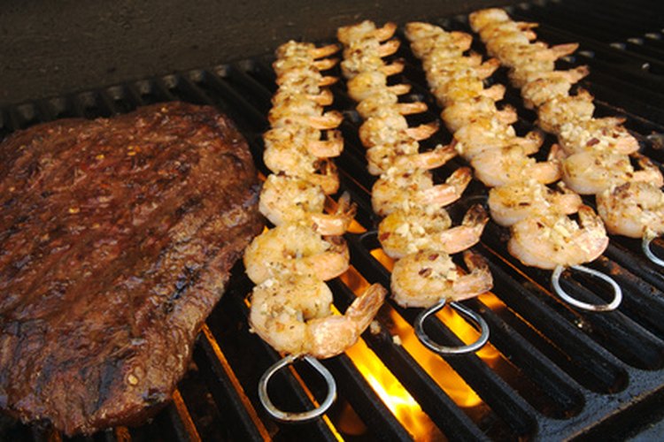 Tanto los camarones como la carne contienen colesterol.