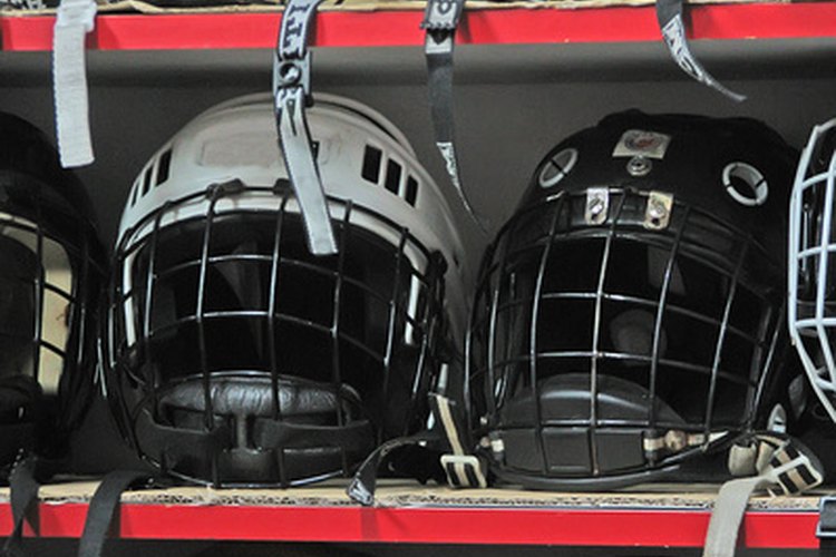 Los jugadores de hockey usan cascos para proteger sus cabezas.