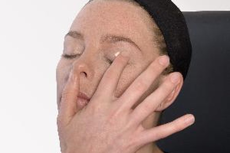 El látex líquido se utiliza para crear arrugas en el maquillaje para películas y otros espectáculos.
