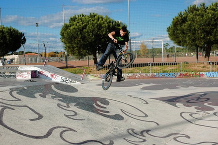 Montar en BMX provee de ejercicio y diversión.