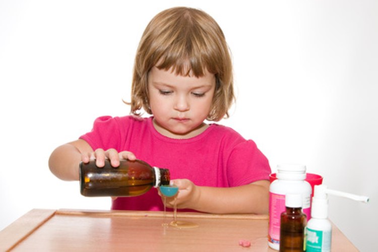 Mantén seguro a tu niño después de una amigdalectomía al controlar sus medicamentos, su ingesta de líquido y su nivel de actividad en casa.