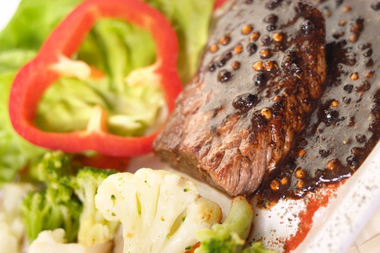 Los alimentos bajos en hidratos de carbono y altos en proteinas forman la base de la dieta Atkins.