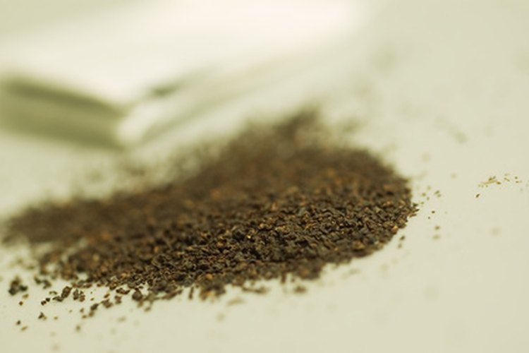 Las hojas de té contienen taninos que ayudan a controlar el olor de pies.