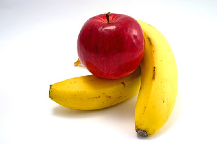 Come manzanas y plátanos como aperitivos para ayudar a mejorar tu metabolismo.