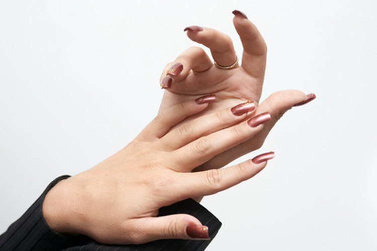 No todo el mundo responde bien a la aplicación de uñas curadas de UV.