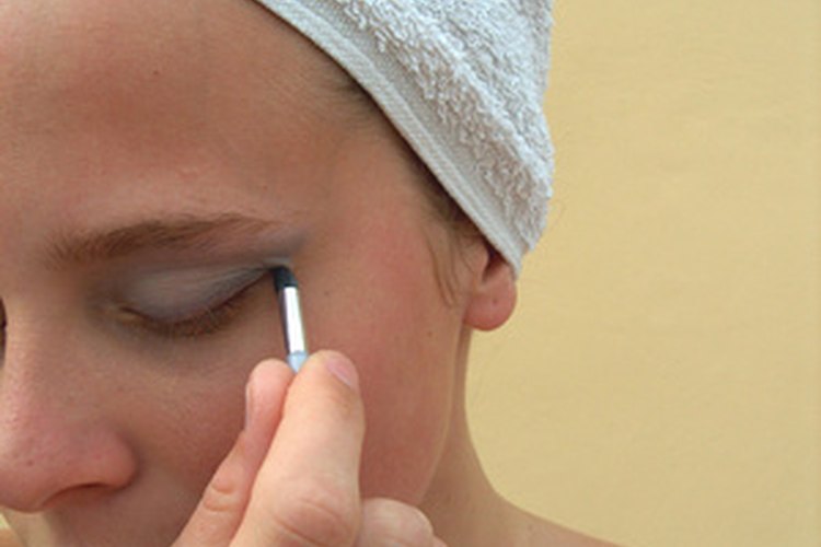 El maquillaje correcto acentúa tu belleza y la de tu atuendo.