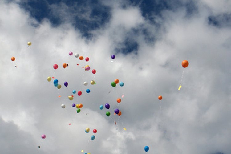 Los globos de helio flotan porque son más ligeros que el oxígeno.
