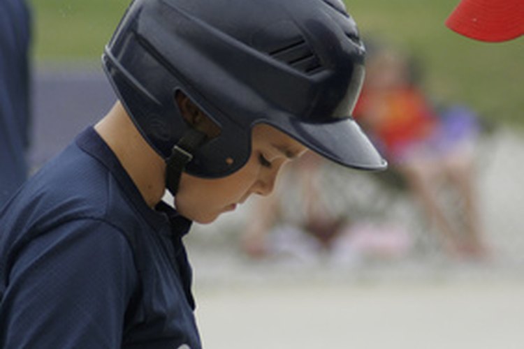 Un jugador de baseball juvenil se prueba y es evaluado antes de ser dirigido a un equipo.