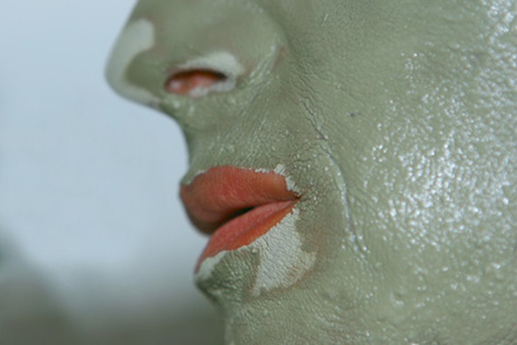 Usa una mascarilla de arcilla verde para limpiar los poros de la piel.