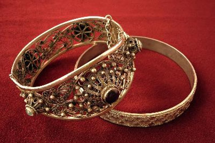 Las joyas de cobre vuelven la piel verde por las reacciones químicas.
