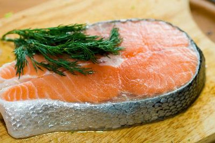 Una cena de salmón fresco es una manera de complementar tu dosis de vitamina D.