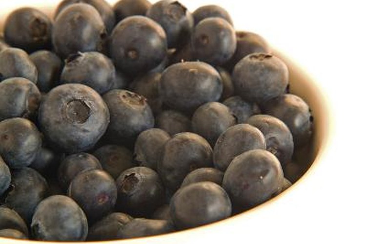 Durante un ataque de diverticulosis, evita los alimentos ricos en fibras, como los arándanos y el apio.