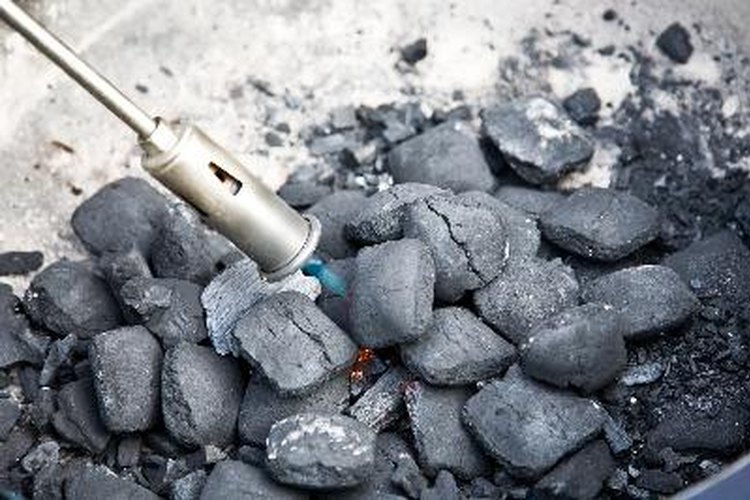 El carbón activado se obtiene al quemar maderas, aserrín, virutas, cocos o turba.